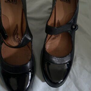 SOFFT leather black  womens size 9 m high heel shoes casual dress nine